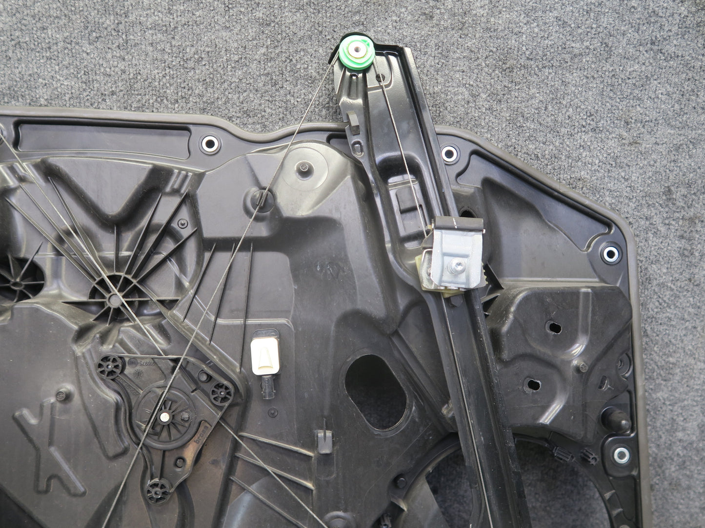 2011-2018 Porsche Cayenne 958 Front Right Door Window Regulator w Motor