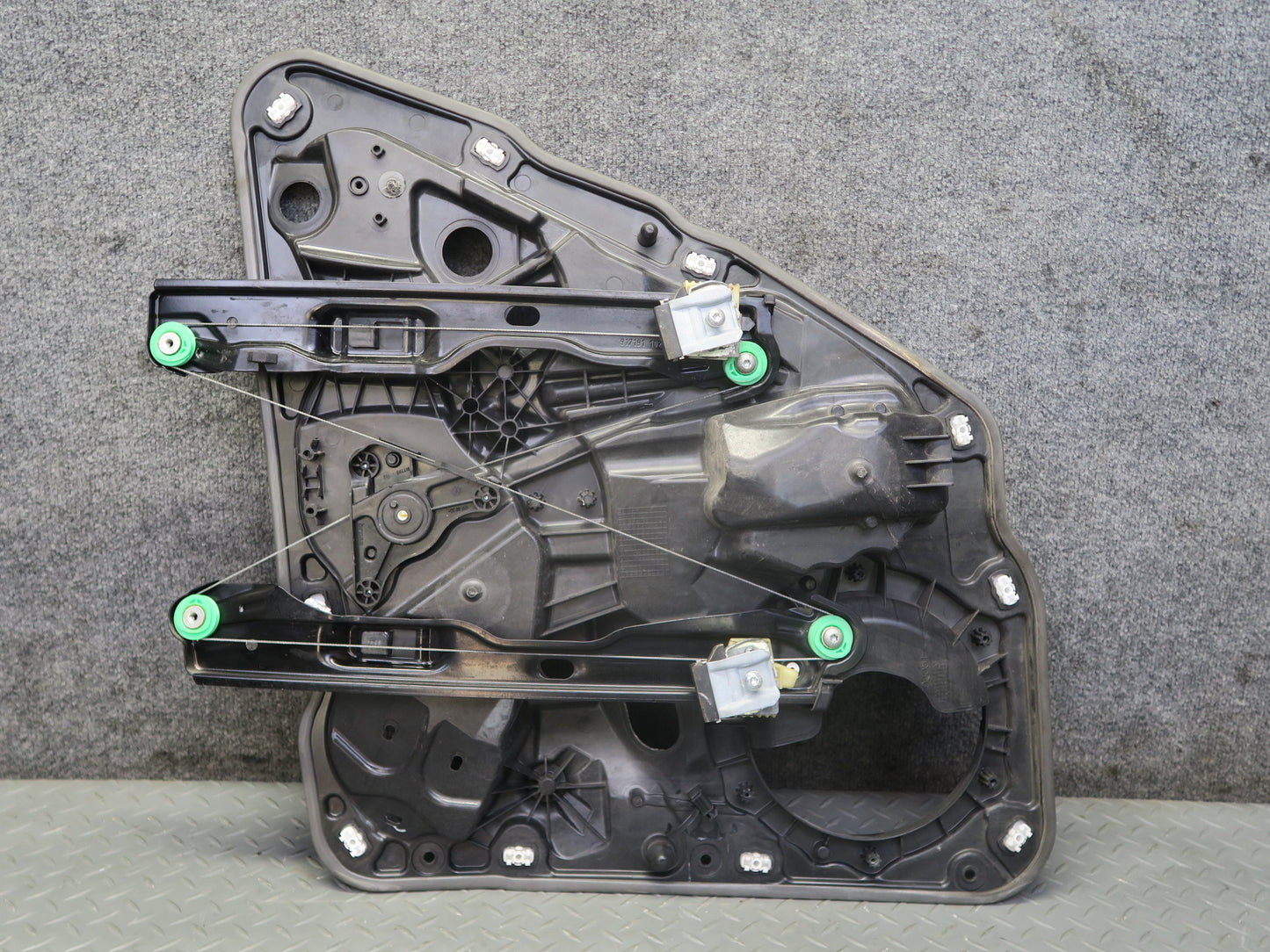 2011-2018 Porsche Cayenne 958 Rear Left Door Window Regulator w Motor