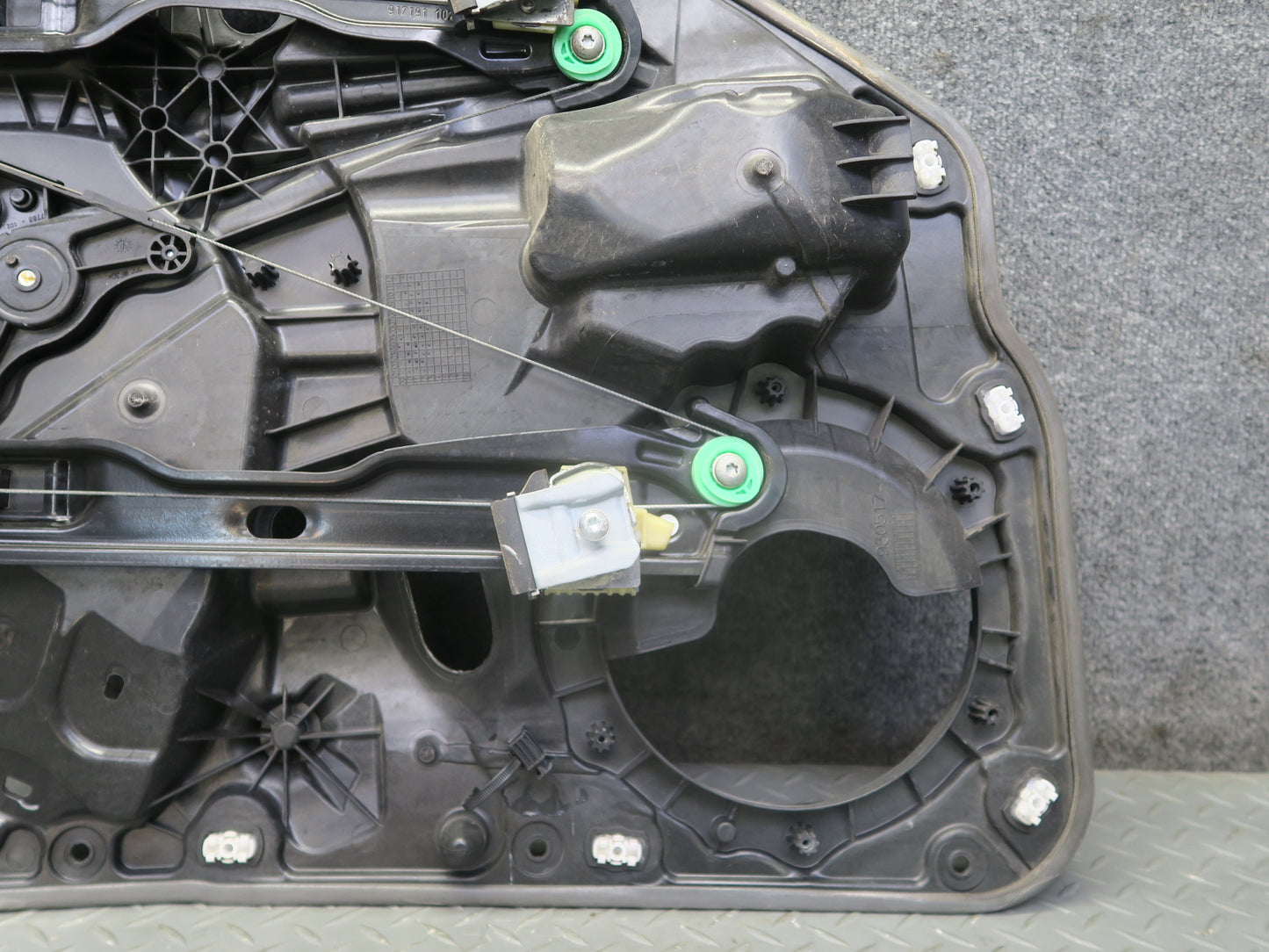 2011-2018 Porsche Cayenne 958 Rear Left Door Window Regulator w Motor