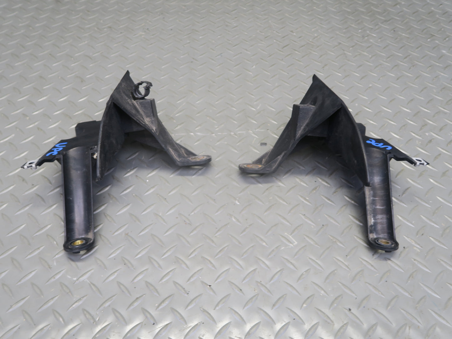 2011-2014 Porsche Cayenne 958 Rear Bumper Mount Guide Bracket Support Panel Set