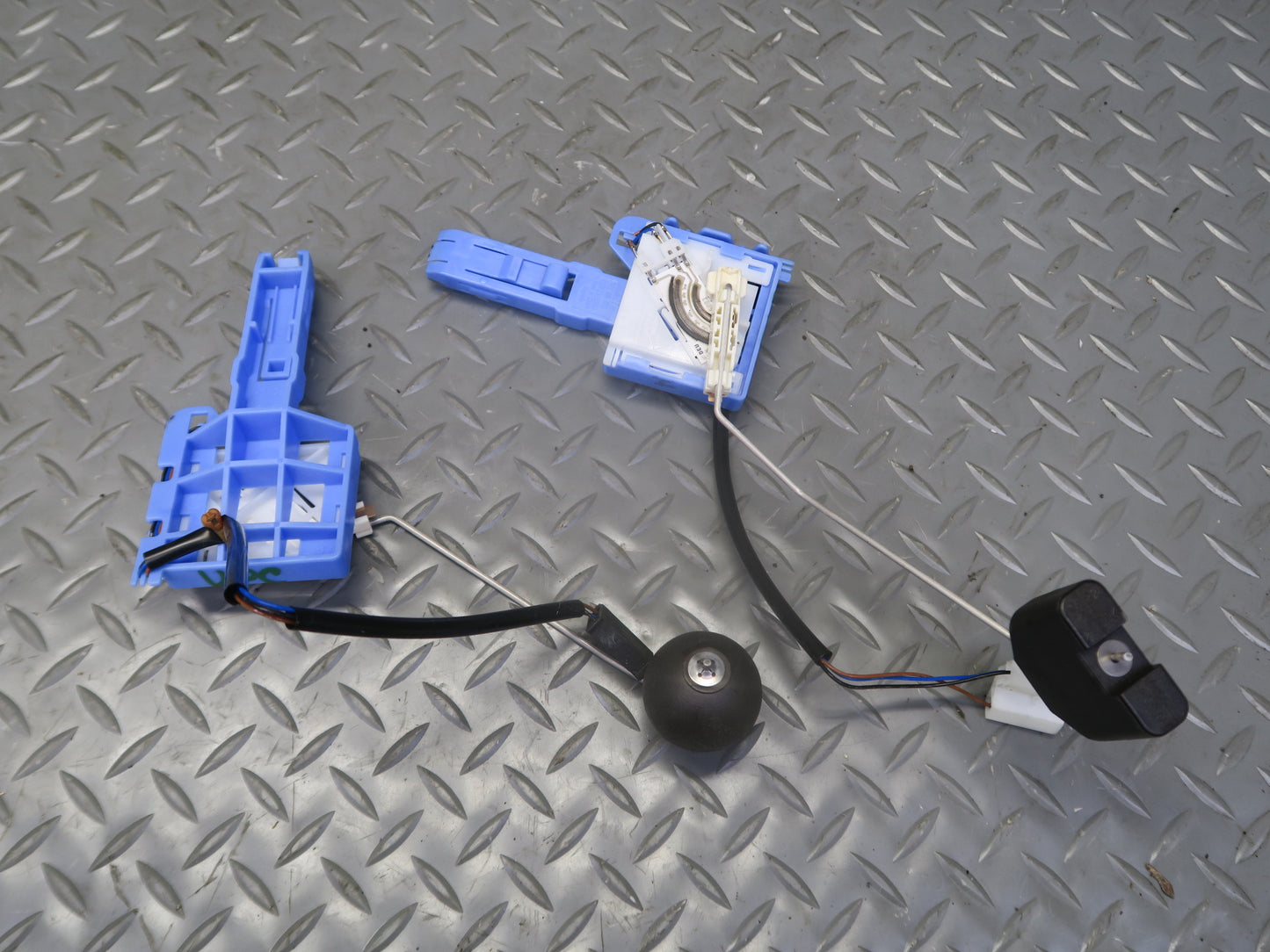 2011-2018 Porsche Cayenne 958 4.8L Fuel Pump Level Sensor Sending Unit Set
