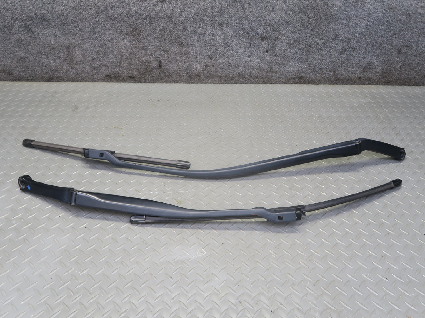2017-2020 Maserati Levante M161 Front Left & Right Windshield Wiper Arm Set of 2