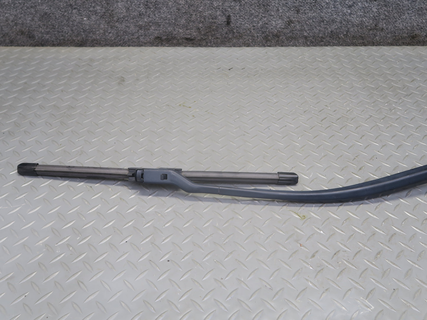 2017-2020 Maserati Levante M161 Front Left & Right Windshield Wiper Arm Set of 2