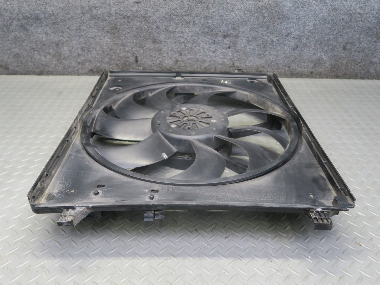 2017-2020 Maserati Levante M161 3.0L Engine Cooling Fan Motor Shroud 16486543