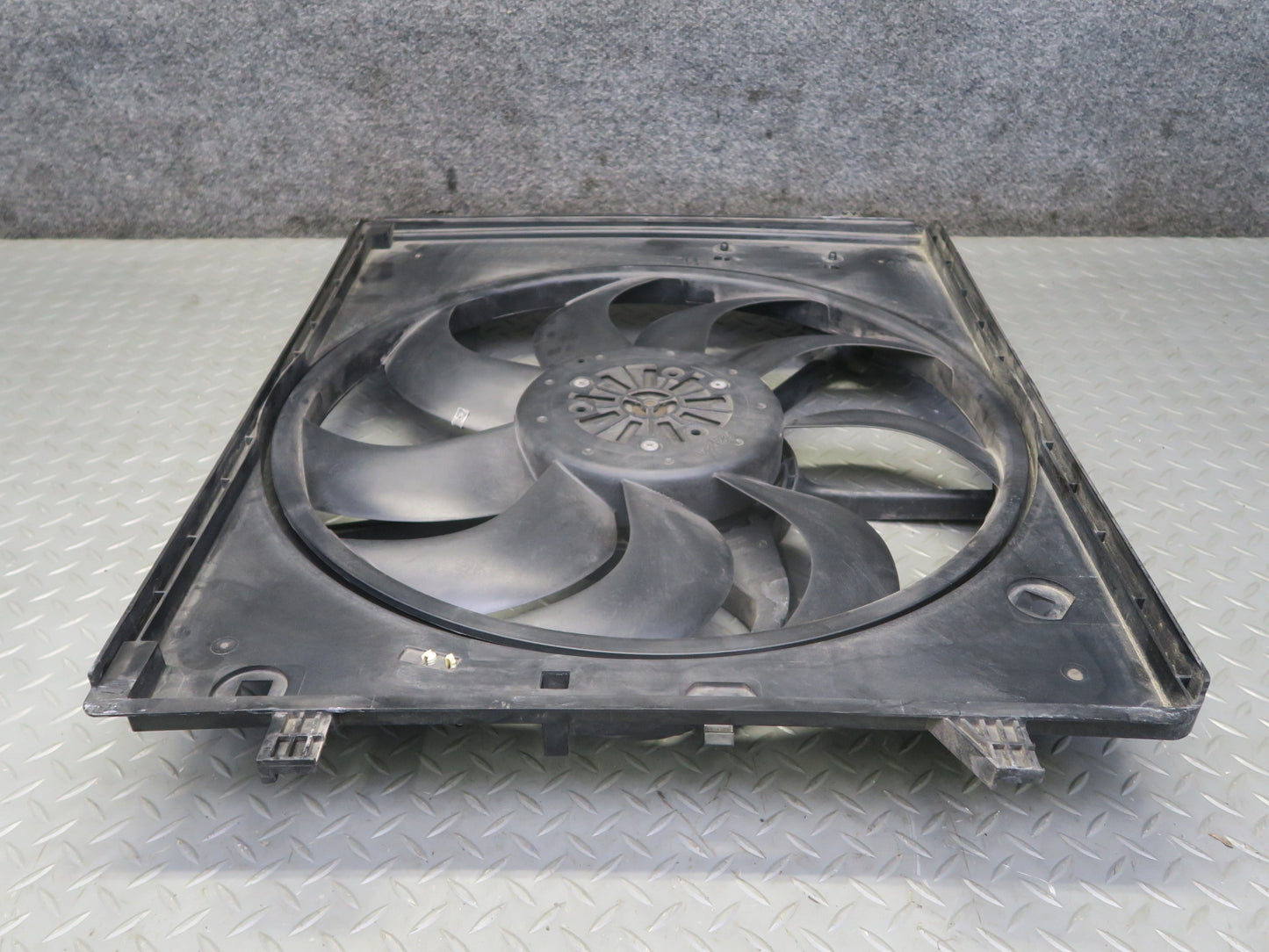 2017-2020 Maserati Levante M161 3.0L Engine Cooling Fan Motor Shroud 16486543