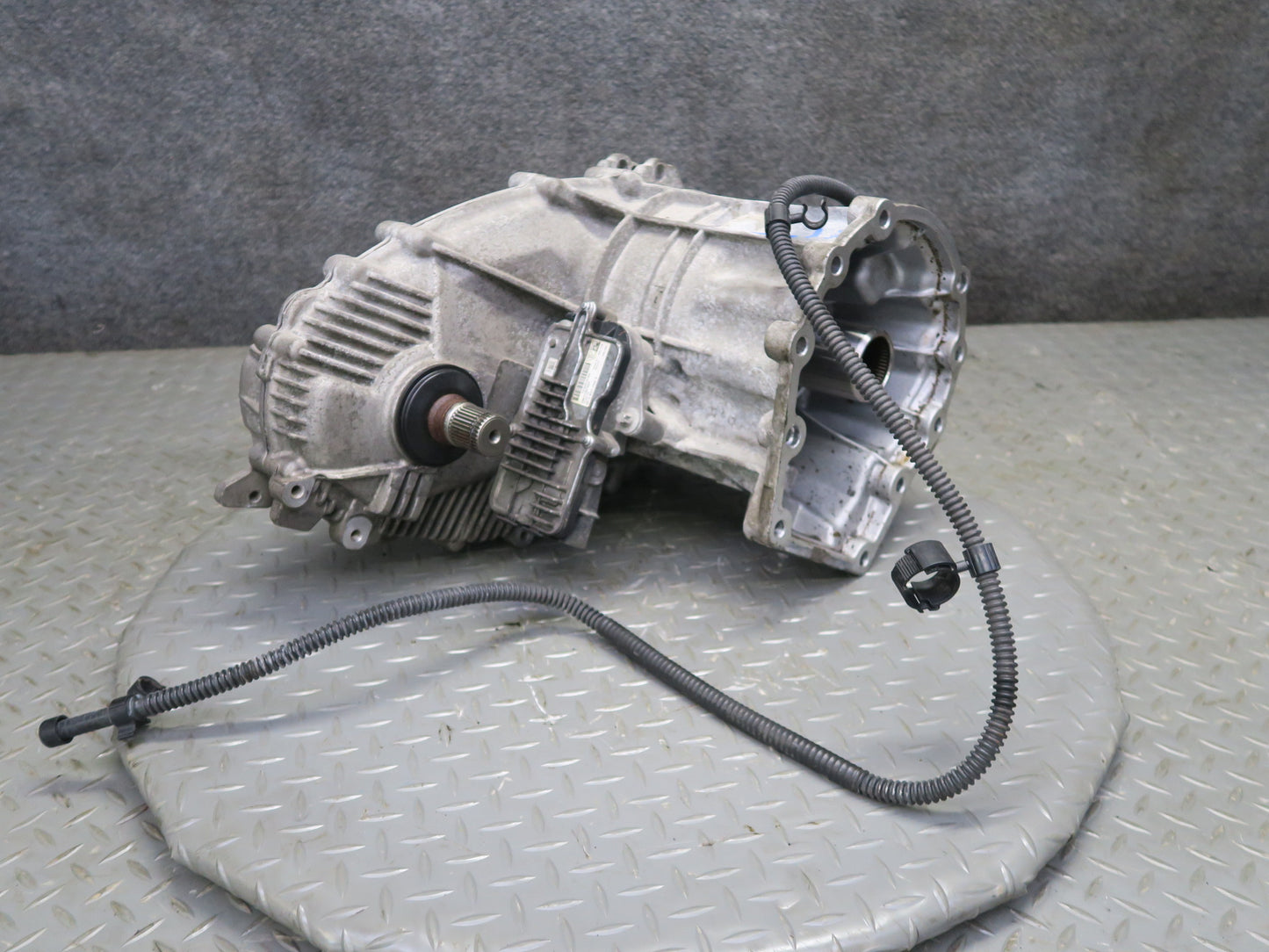 11-14 Porsche Cayenne 958 4.8L AWD Transmission Transfer Case Box w Motor