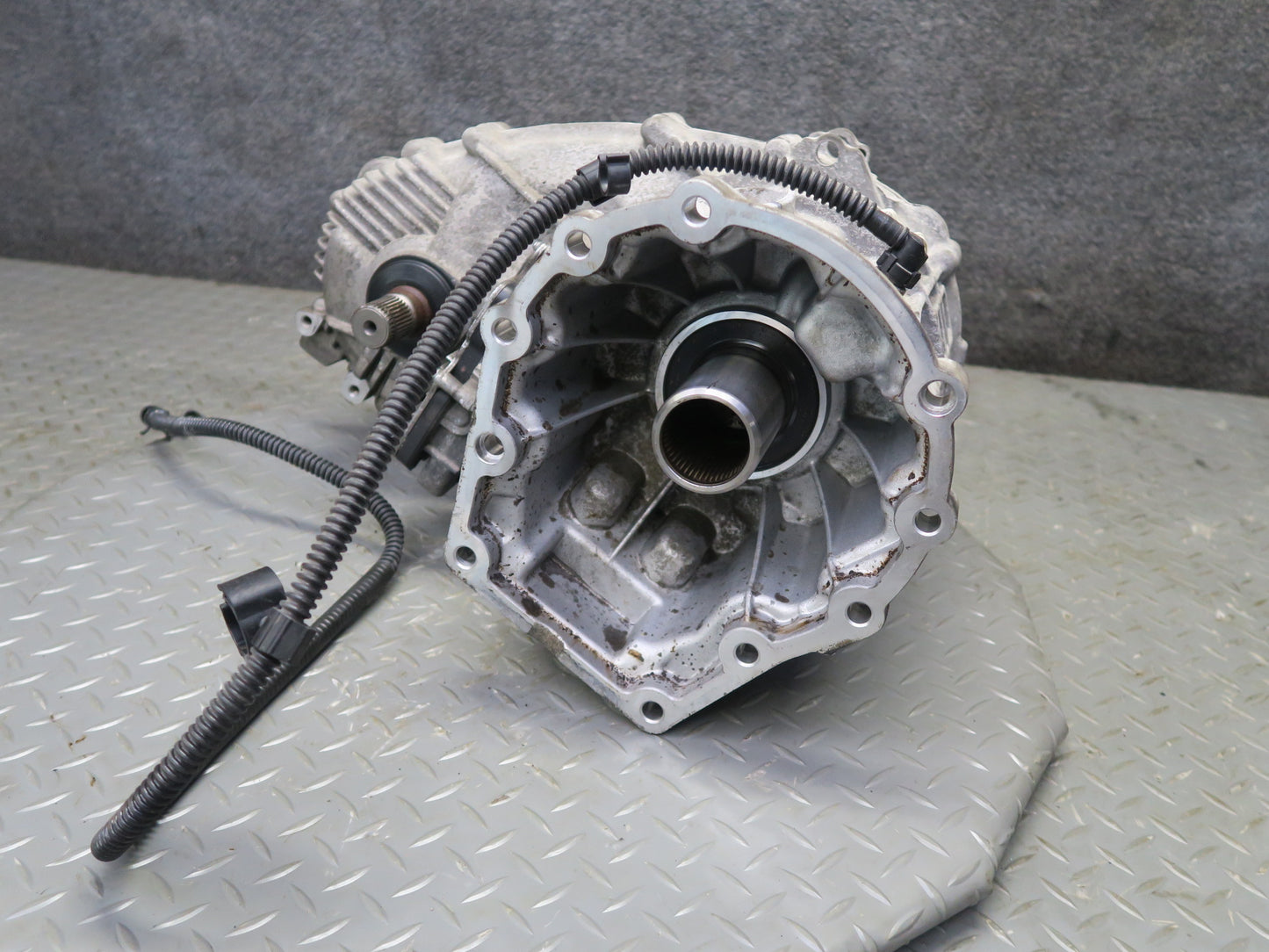 11-14 Porsche Cayenne 958 4.8L AWD Transmission Transfer Case Box w Motor