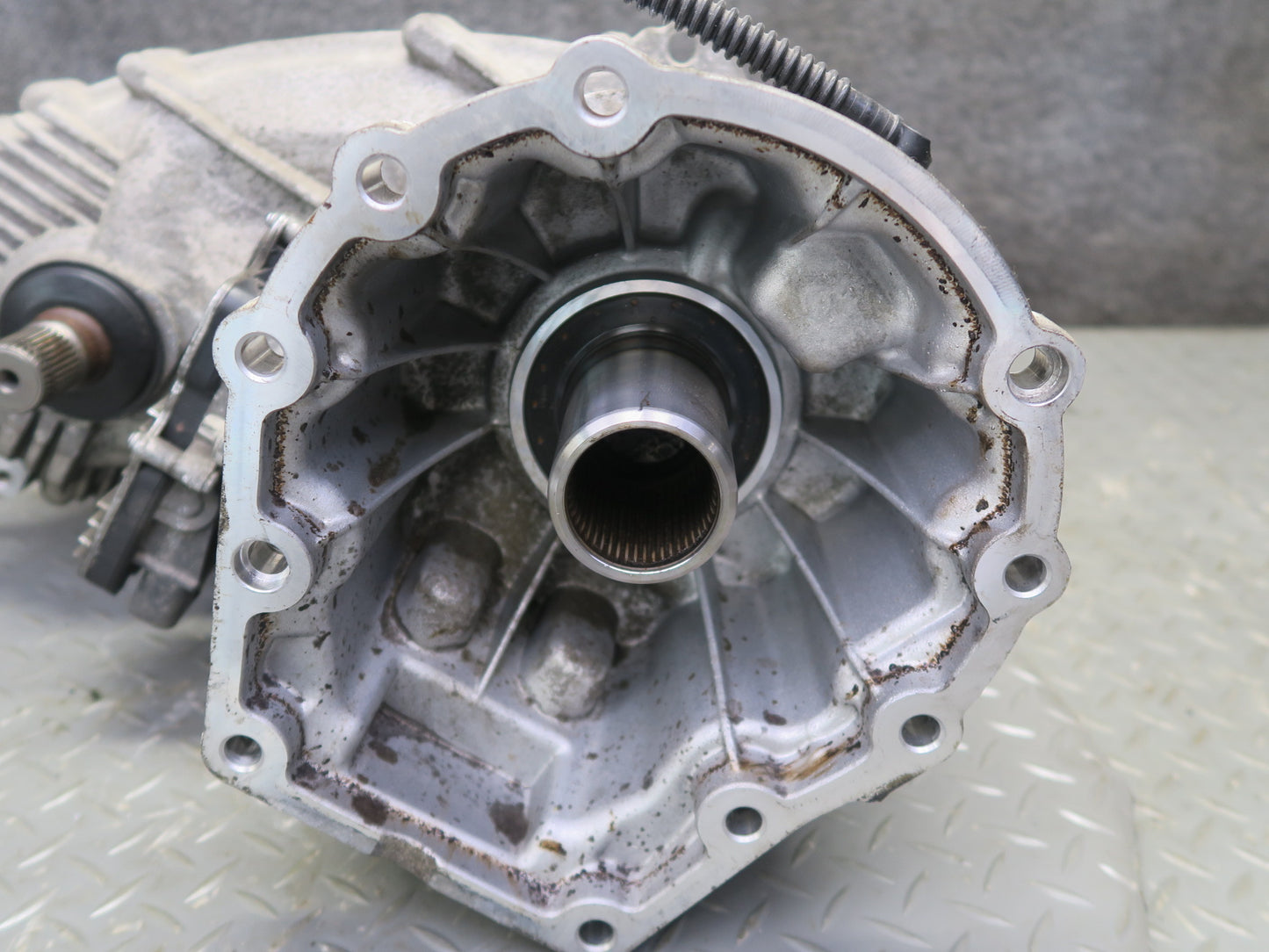 11-14 Porsche Cayenne 958 4.8L AWD Transmission Transfer Case Box w Motor
