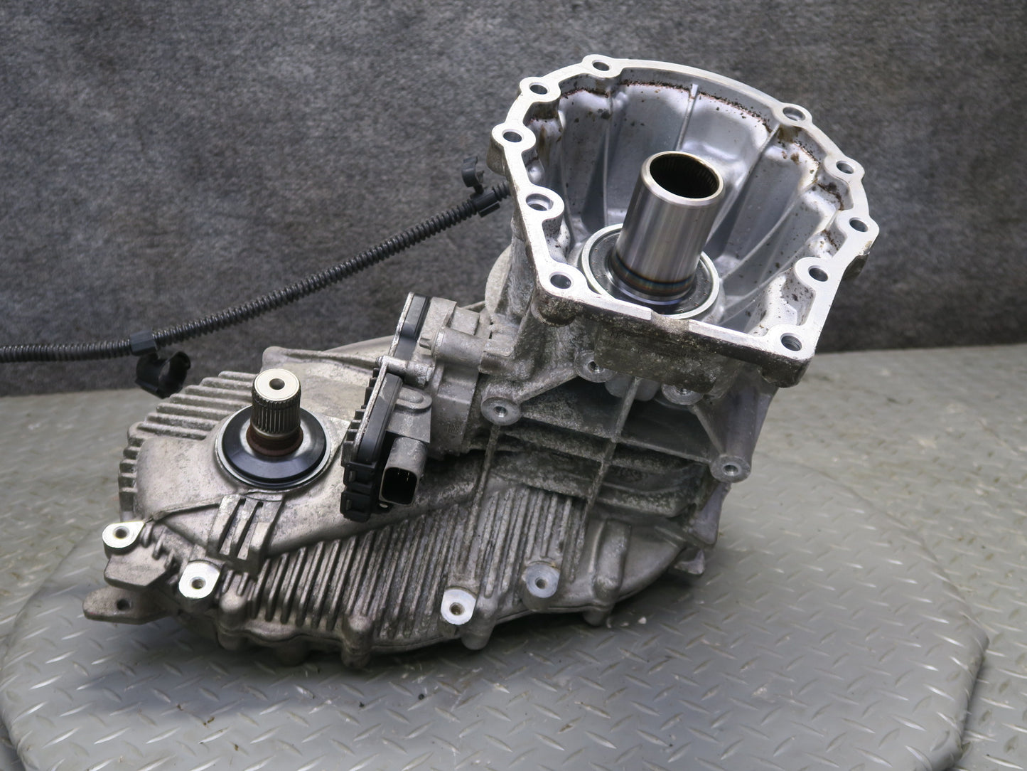 11-14 Porsche Cayenne 958 4.8L AWD Transmission Transfer Case Box w Motor