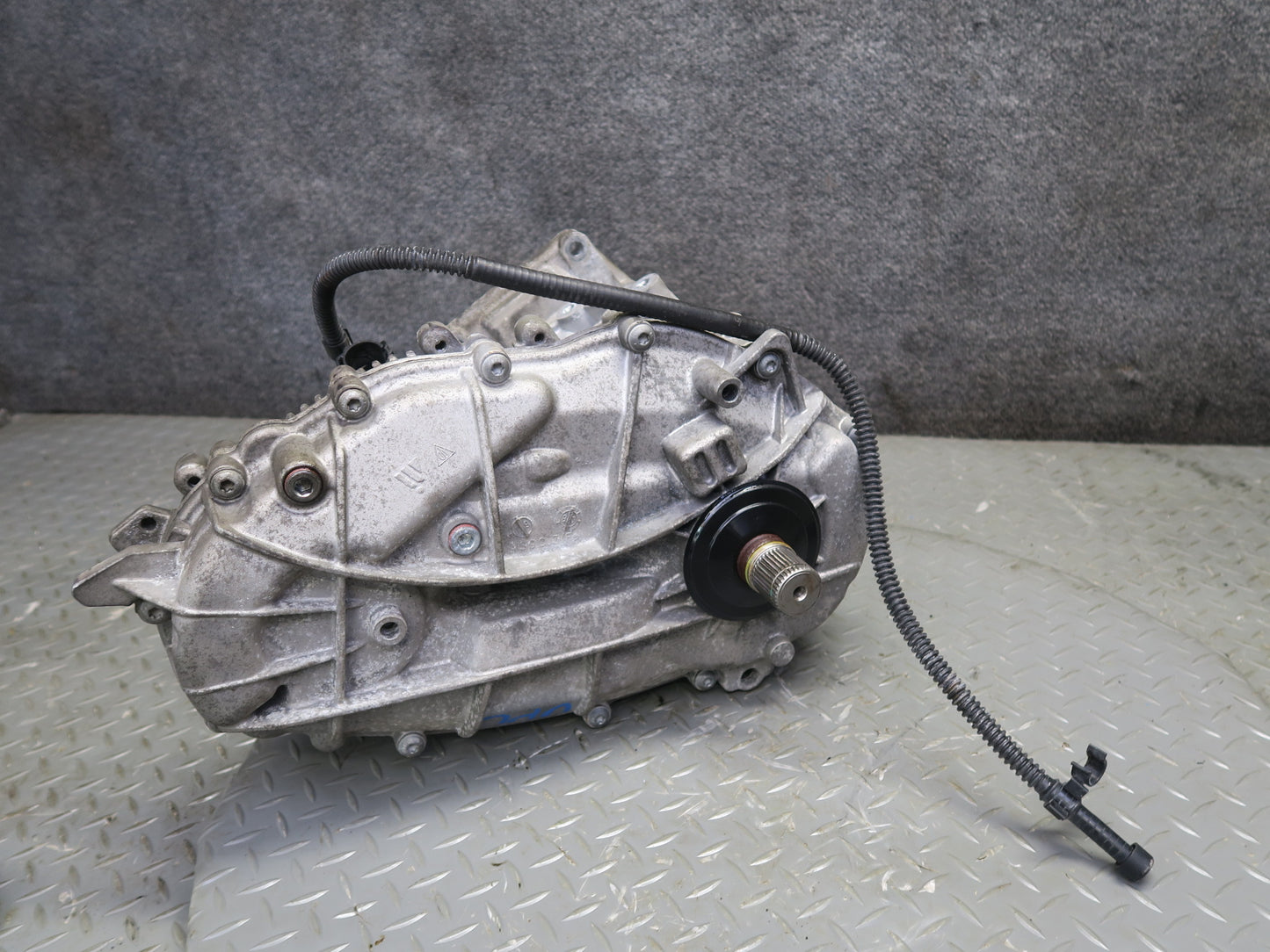 11-14 Porsche Cayenne 958 4.8L AWD Transmission Transfer Case Box w Motor