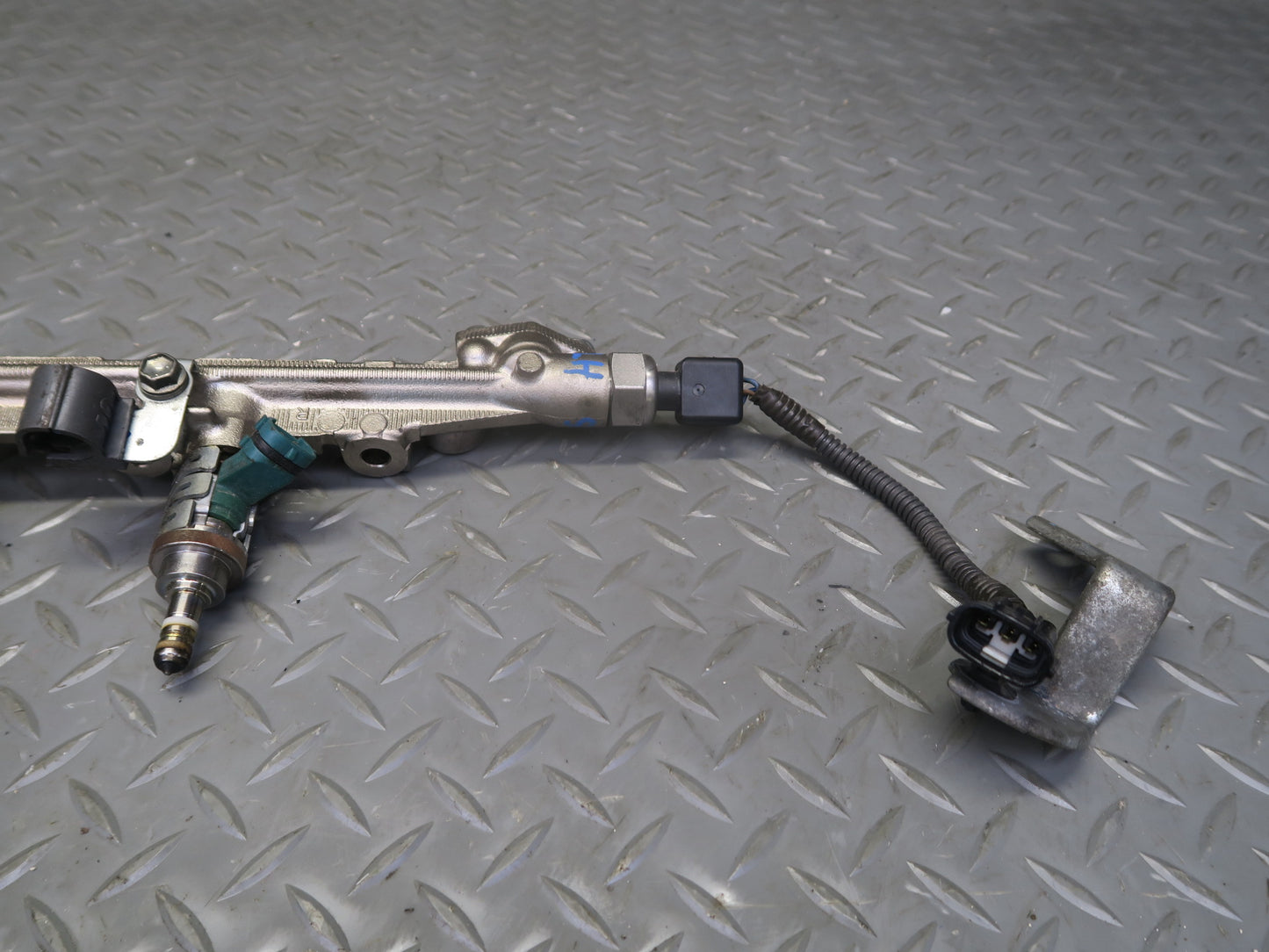 06-13 Lexus IS250 2GRFSE 2.5L Right Side Fuel Rail w Injector Set OEM