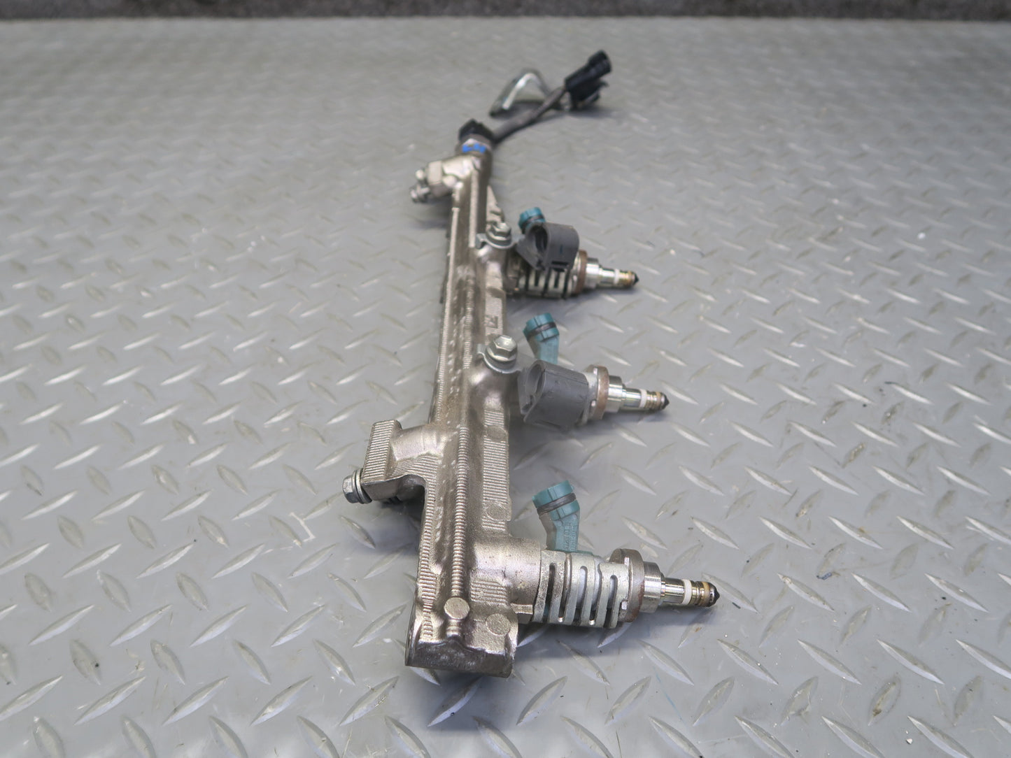 06-13 Lexus IS250 2GRFSE 2.5L Right Side Fuel Rail w Injector Set OEM