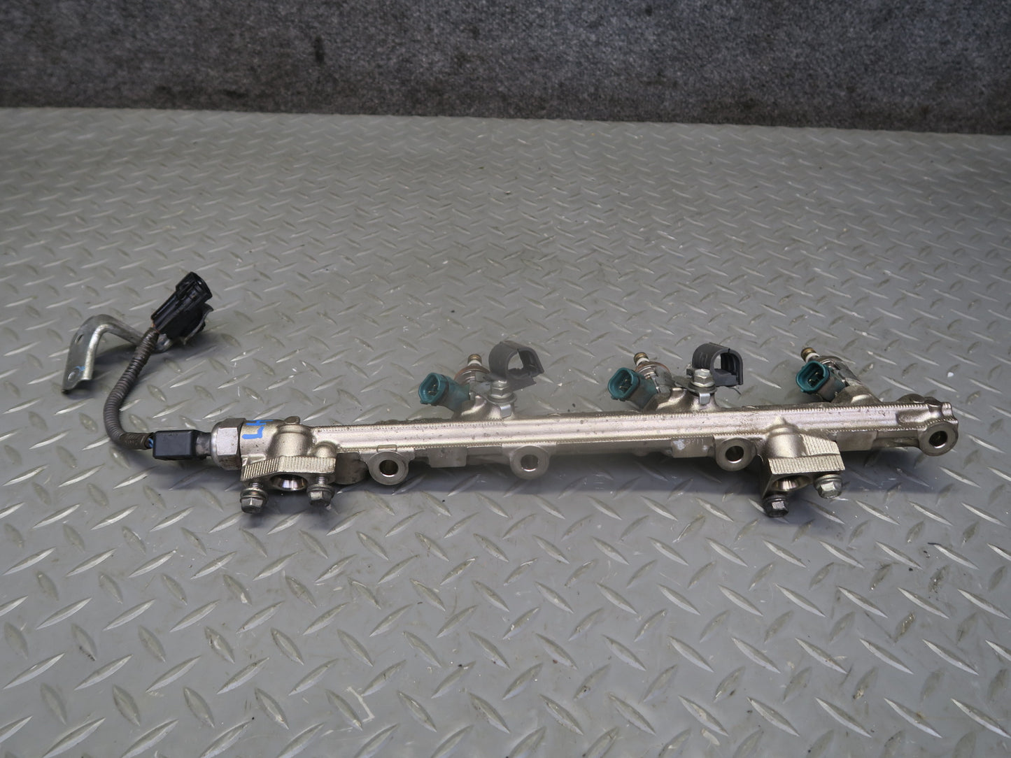 06-13 Lexus IS250 2GRFSE 2.5L Right Side Fuel Rail w Injector Set OEM