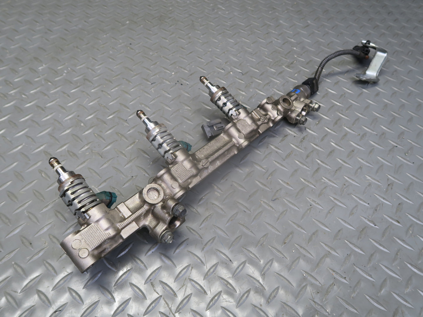 06-13 Lexus IS250 2GRFSE 2.5L Right Side Fuel Rail w Injector Set OEM