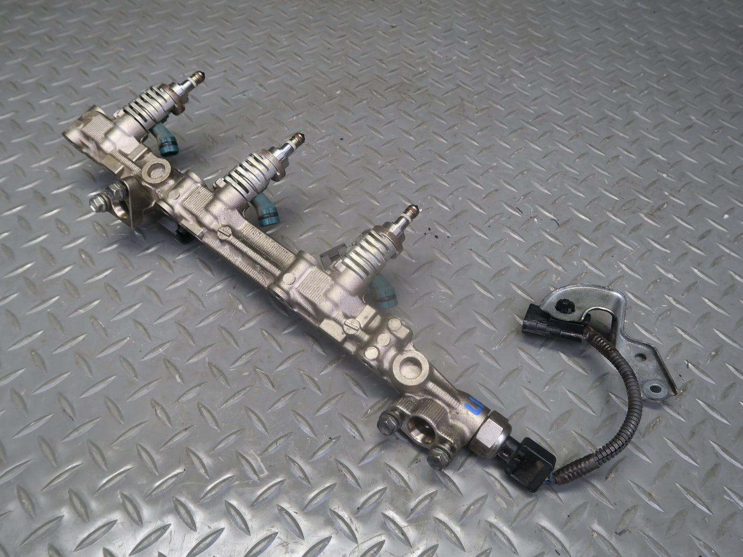 06-13 Lexus IS250 2GRFSE 2.5L Right Side Fuel Rail w Injector Set OEM