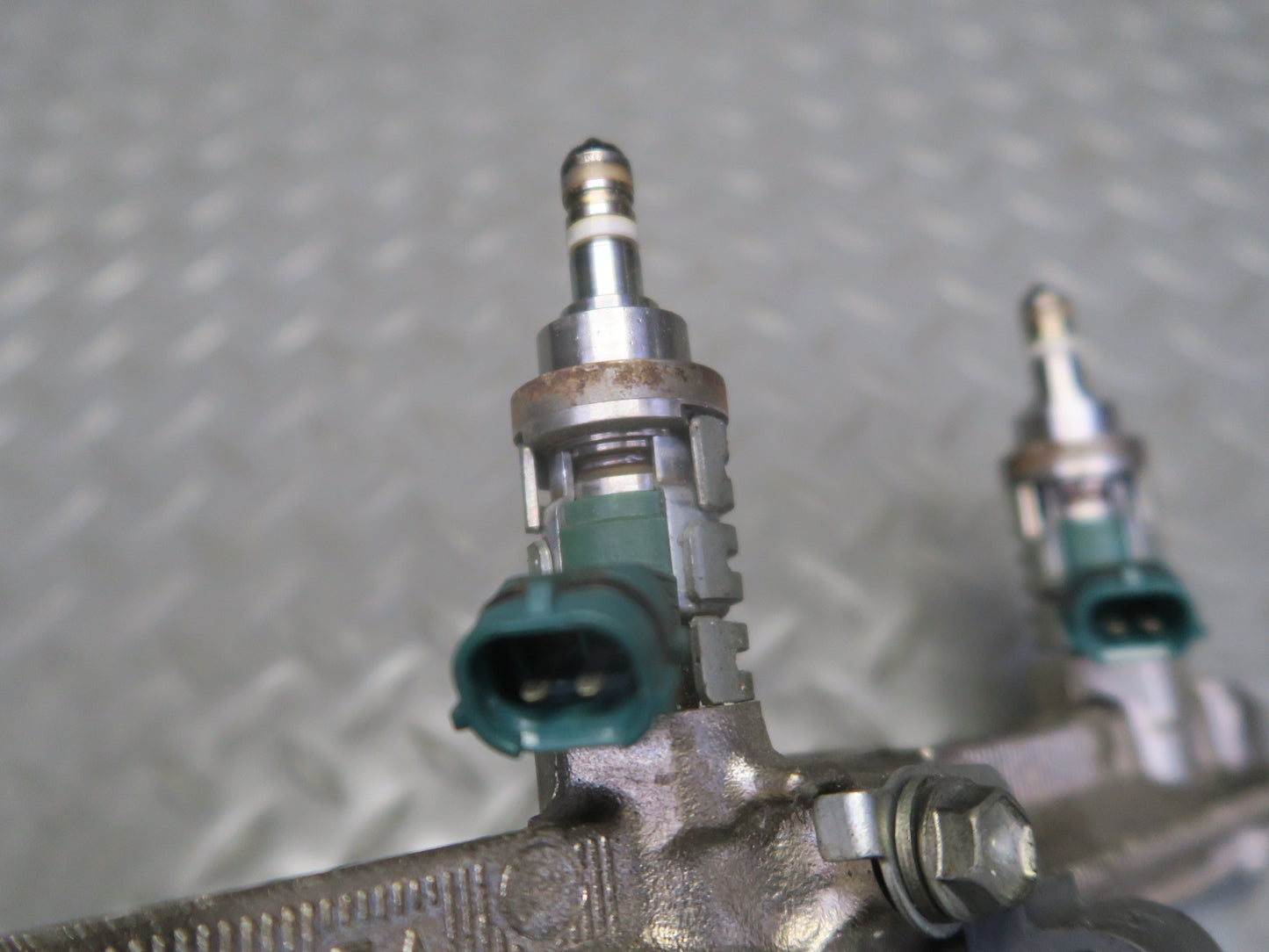 06-13 Lexus IS250 2GRFSE 2.5L Right Side Fuel Rail w Injector Set OEM