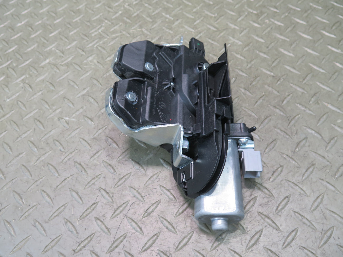 2011-2018 Porsche Cayenne 958 Rear Trunk Lid Hatch Lock Latch Actuator