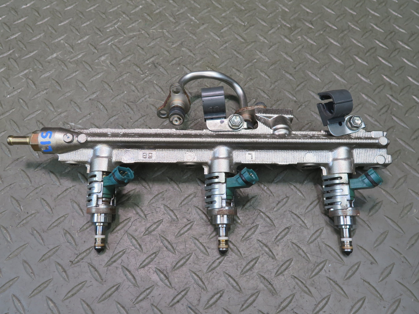 06-13 Lexus GSE20L IS250C Left Side Fuel Rail w Injector Set 90K Miles OEM