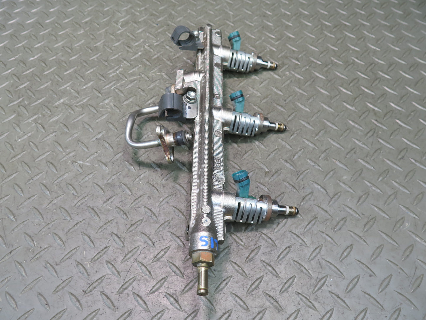 06-13 Lexus GSE20L IS250C Left Side Fuel Rail w Injector Set 90K Miles OEM
