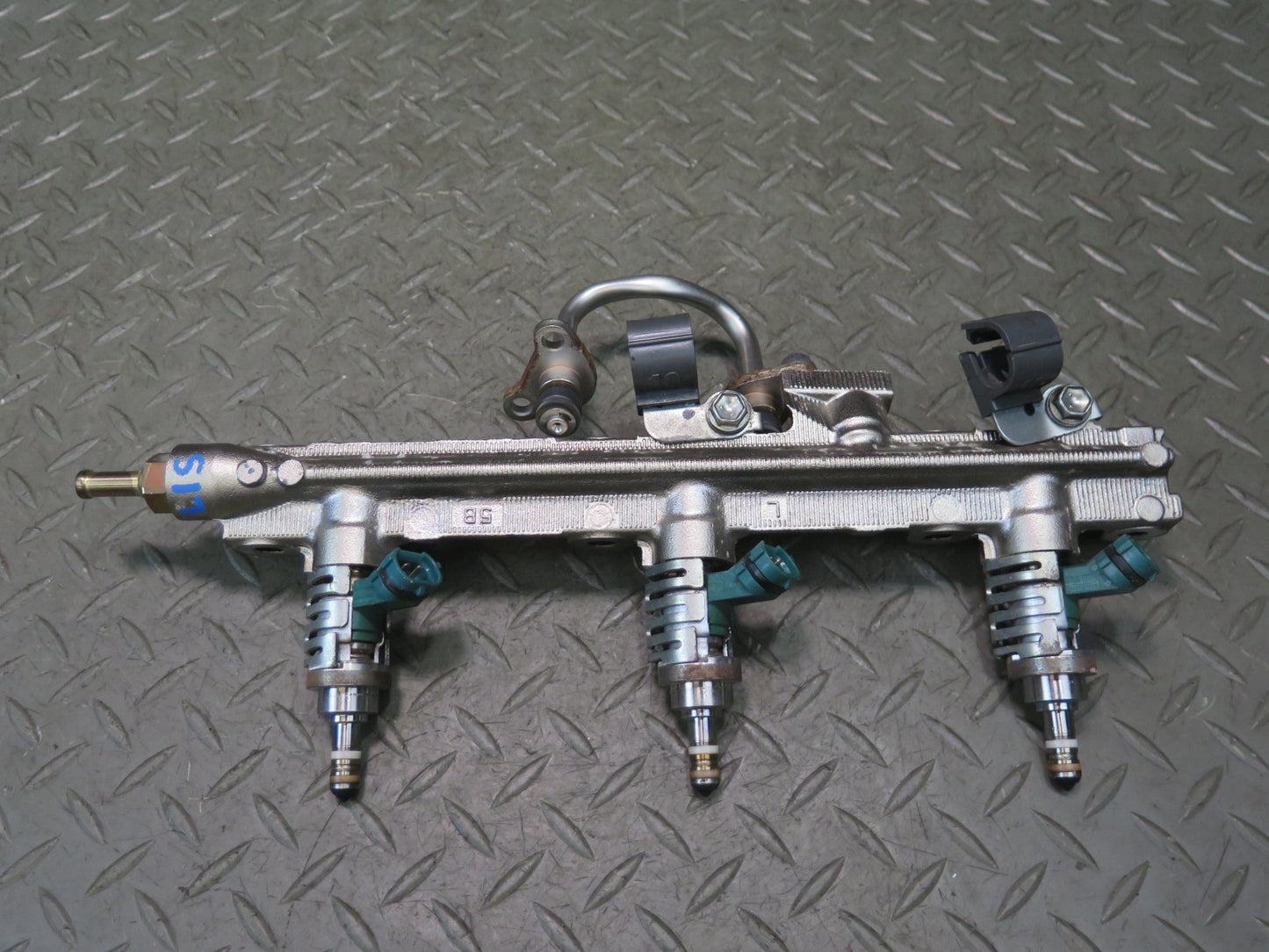 06-13 Lexus GSE20L IS250C Left Side Fuel Rail w Injector Set 90K Miles OEM