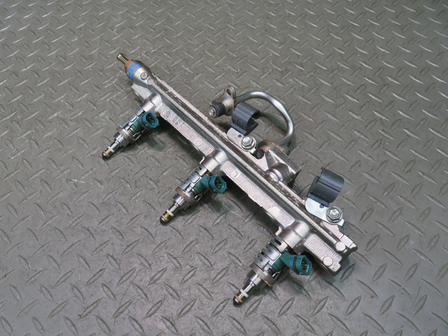 06-13 Lexus GSE20L IS250C Left Side Fuel Rail w Injector Set 90K Miles OEM