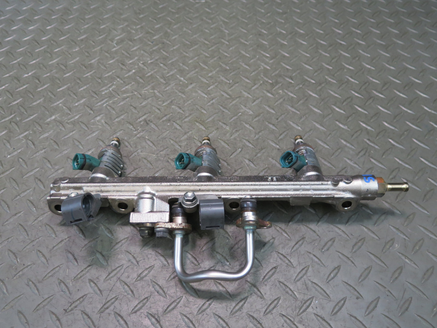 06-13 Lexus GSE20L IS250C Left Side Fuel Rail w Injector Set 90K Miles OEM