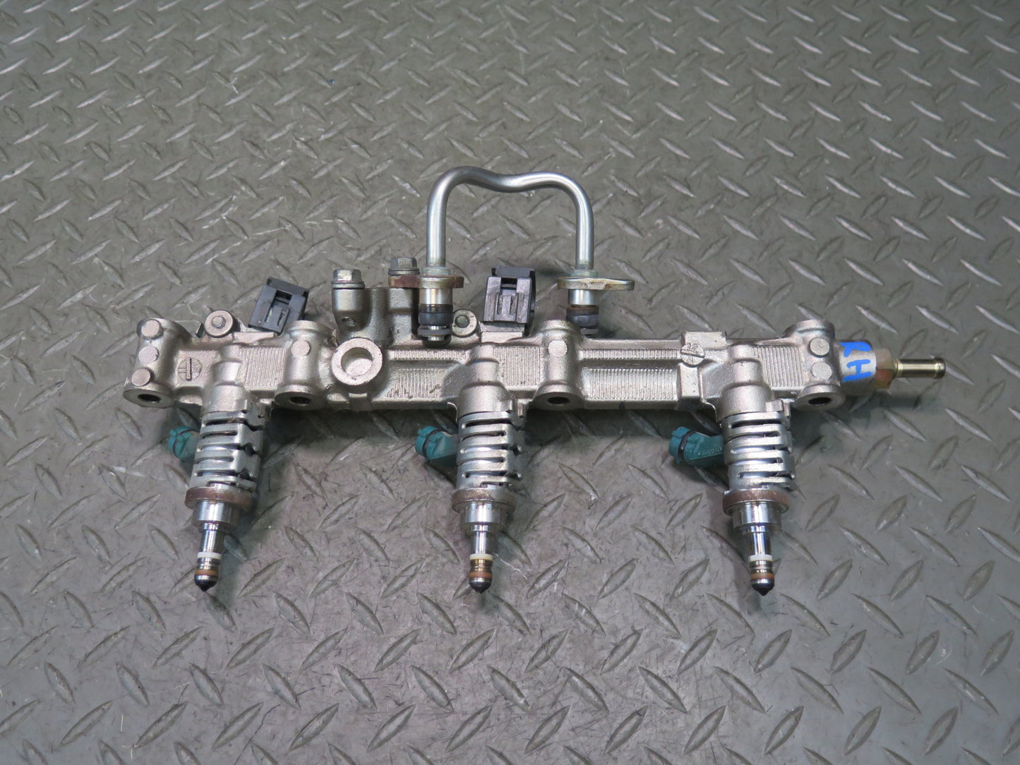 06-13 Lexus GSE20L IS250C Left Side Fuel Rail w Injector Set 90K Miles OEM