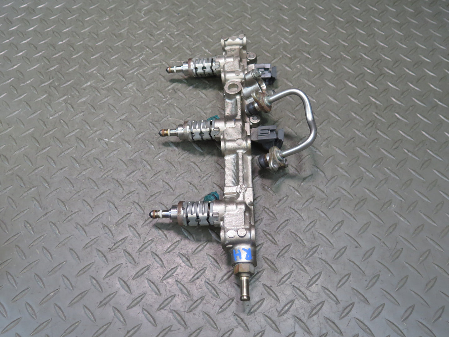 06-13 Lexus GSE20L IS250C Left Side Fuel Rail w Injector Set 90K Miles OEM