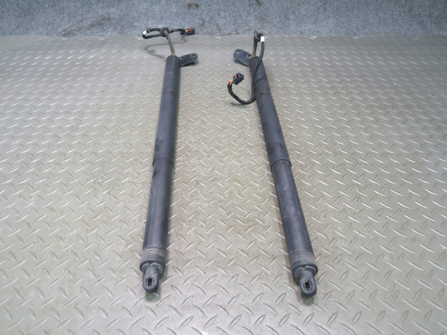 2011-2018 Porsche Cayenne 958 Rear Trunk Lift Shock Strut Support Set of 2