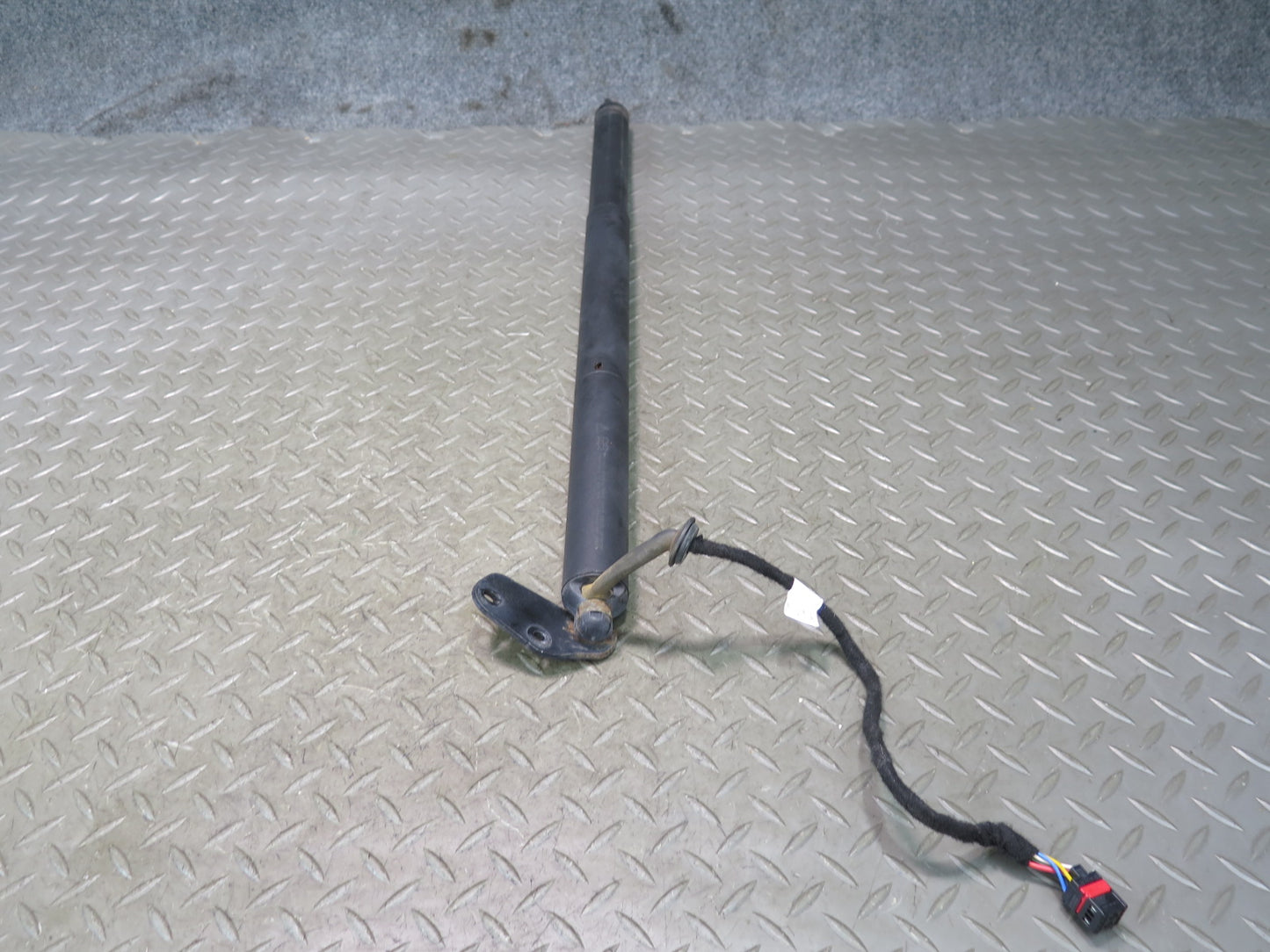 2011-2018 Porsche Cayenne 958 Rear Trunk Lift Shock Strut Support Set of 2
