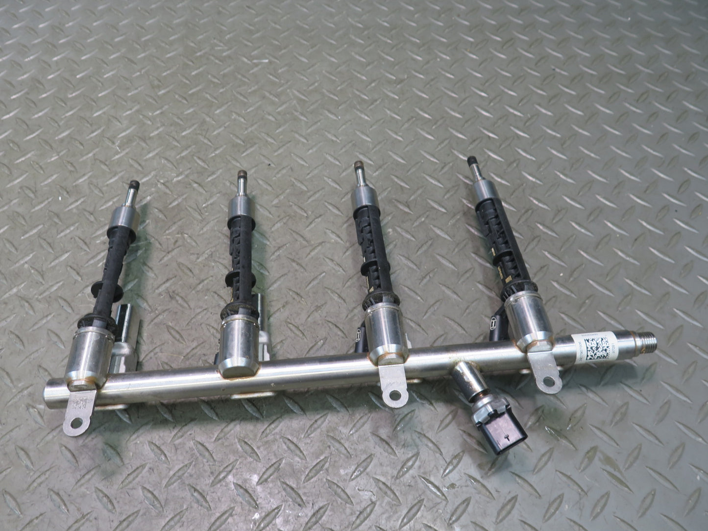 2017-2023 Alfa Romeo Stelvio 2.0L Engine Fuel Injection Rail Line W/ Injectors