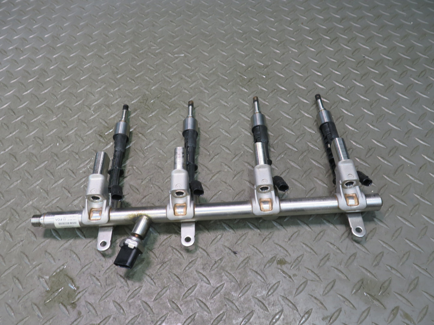 2017-2023 Alfa Romeo Stelvio 2.0L Engine Fuel Injection Rail Line W/ Injectors