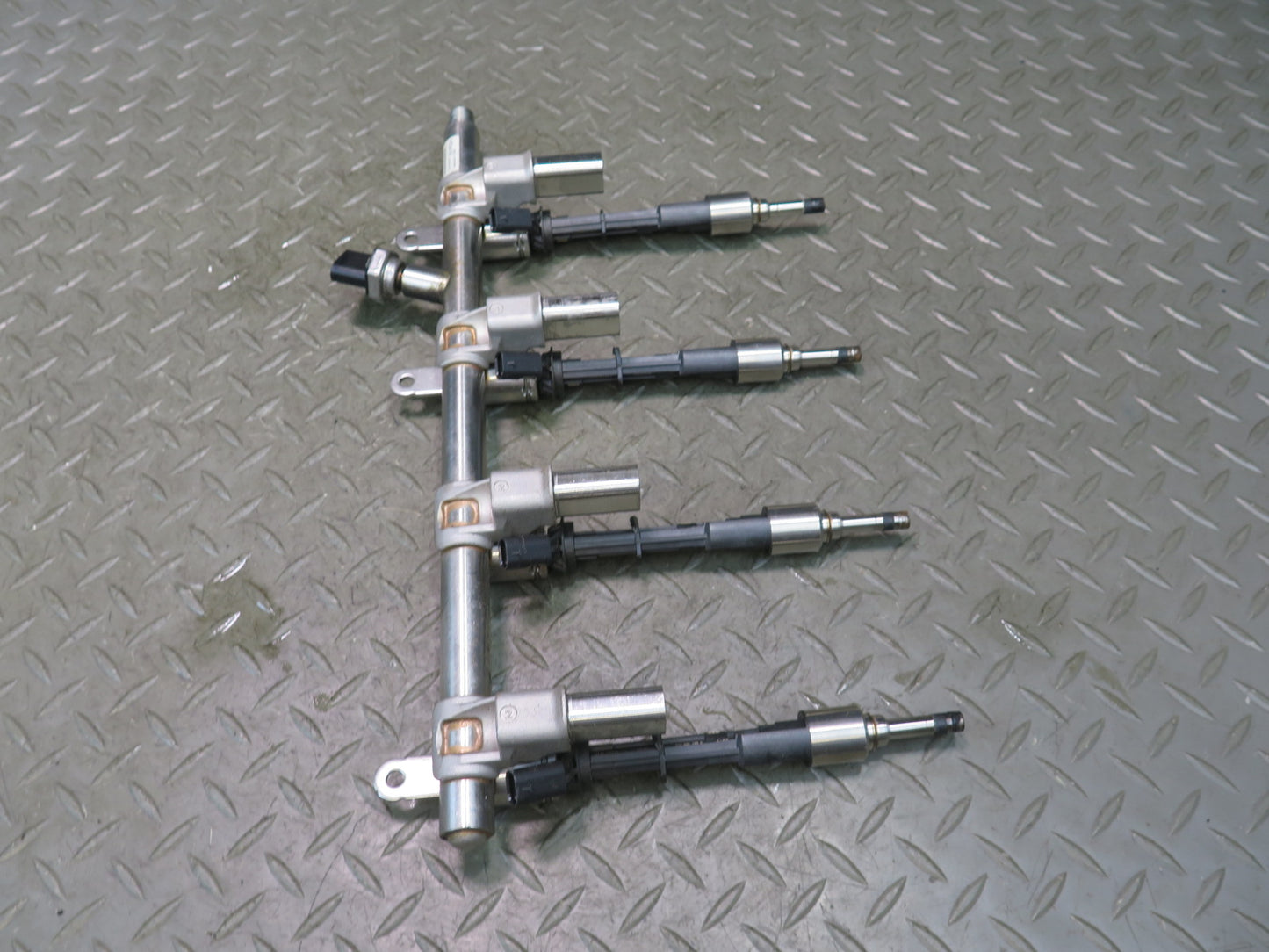 2017-2023 Alfa Romeo Stelvio 2.0L Engine Fuel Injection Rail Line W/ Injectors