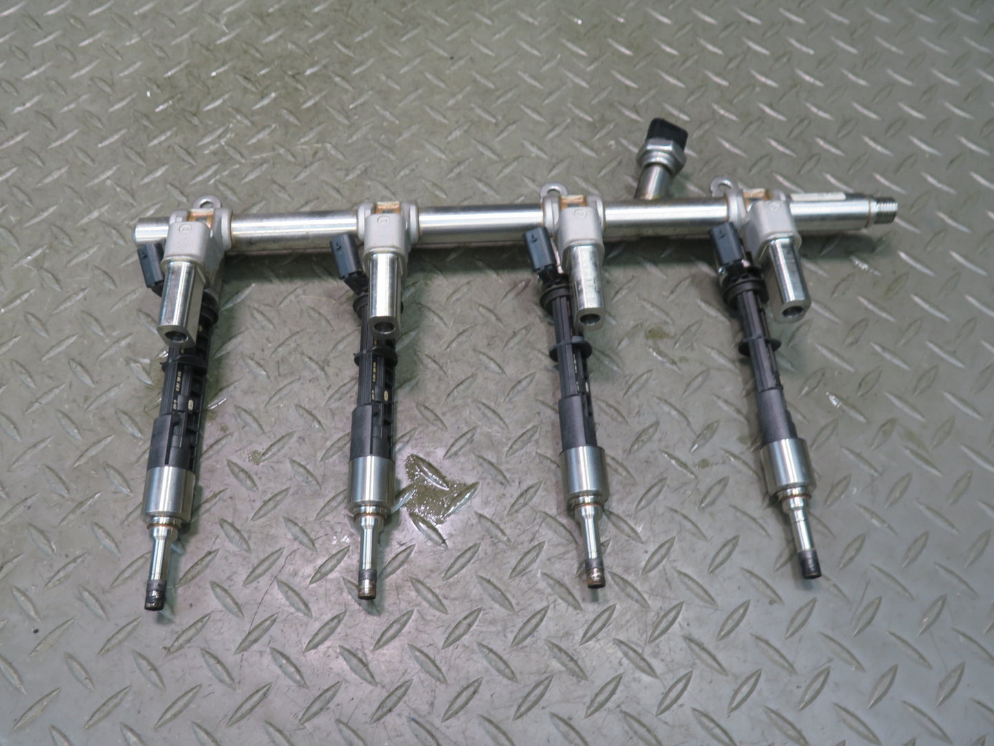 2017-2023 Alfa Romeo Stelvio 2.0L Engine Fuel Injection Rail Line W/ Injectors