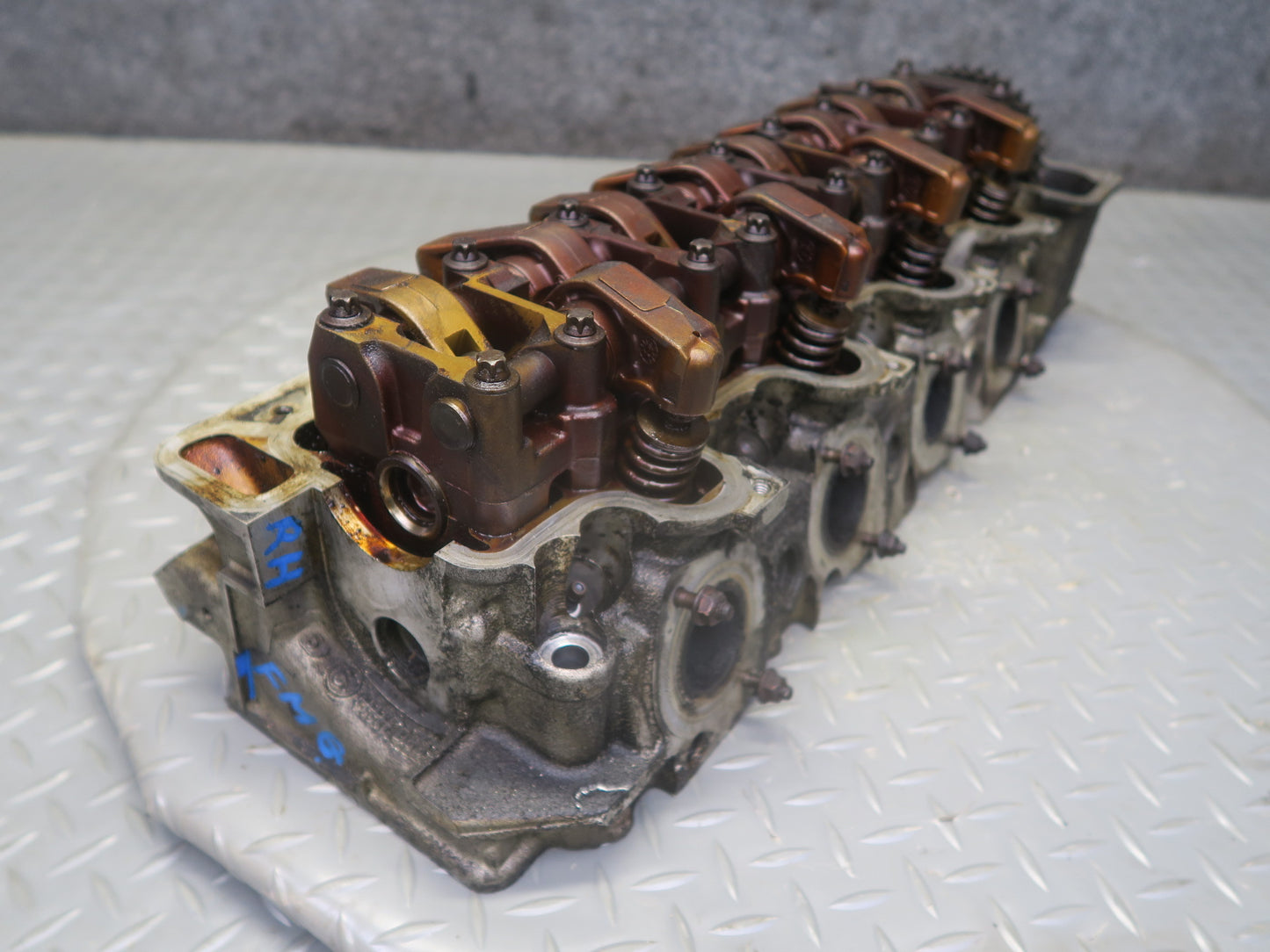 02-05 Mercedes W463 G500 M113 Engine Right Cylinder Head w Camshaft 1130161701