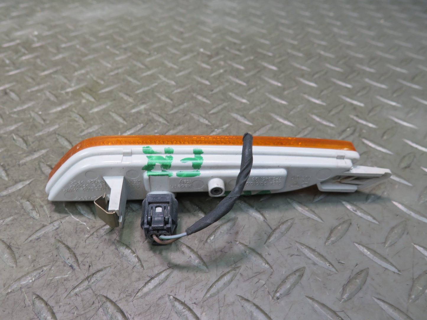 15-18 Porsche Cayenne 958 Front Right Side Marker Light Lamp