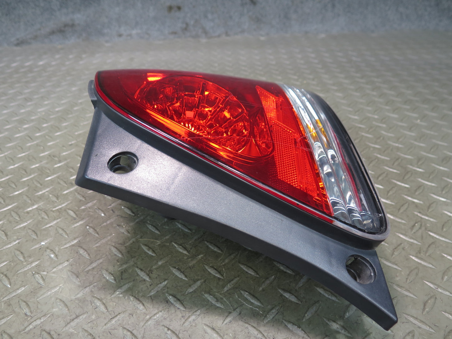 01-05 Lexus GS300 GS430 Rear Right Outer Tail Light Lamp LED Eagle Eyes