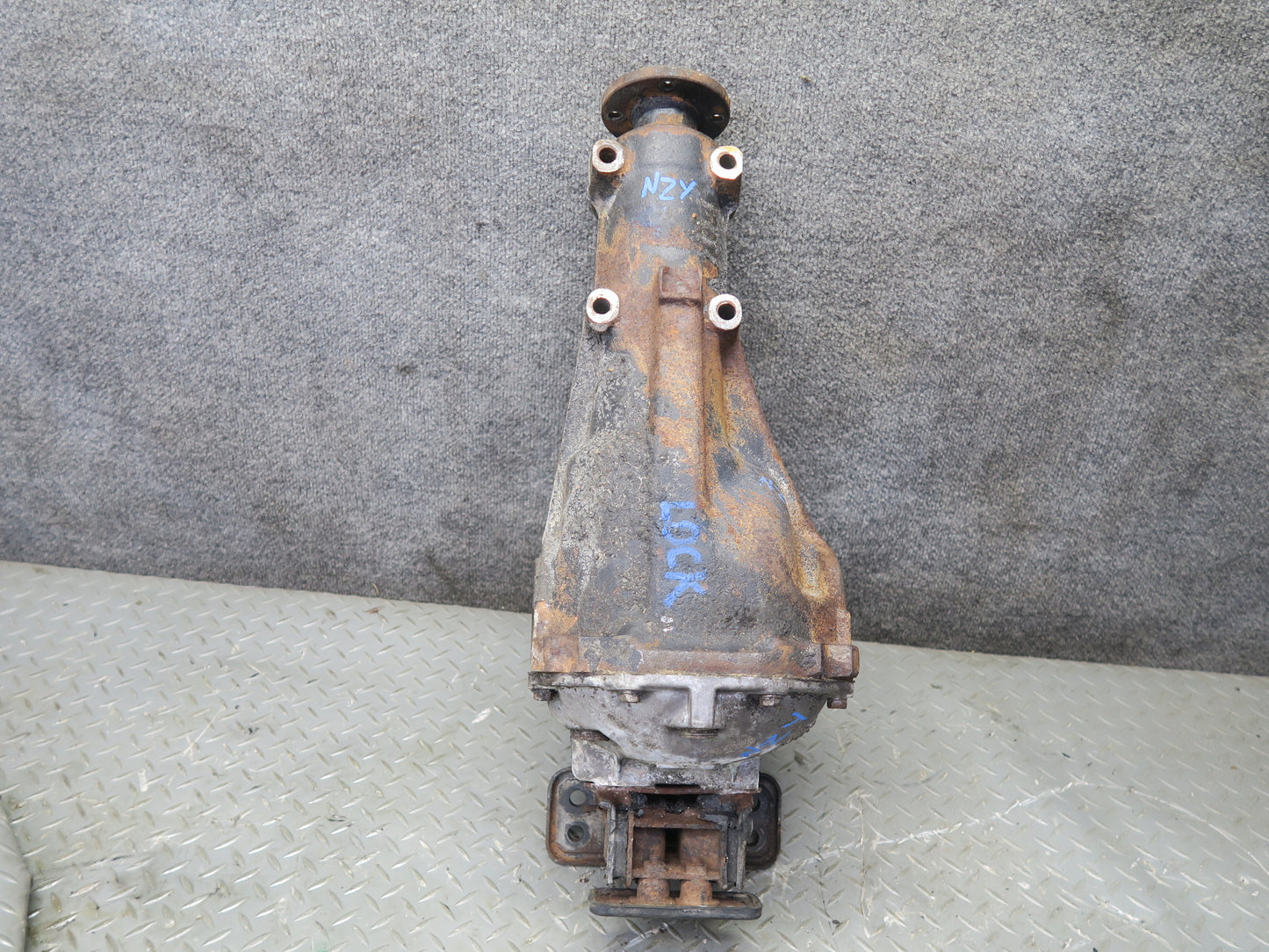 84-87 Nissan Z31 300ZX NA Rear Axle Differential Carrier 3.7 Ratio OEM