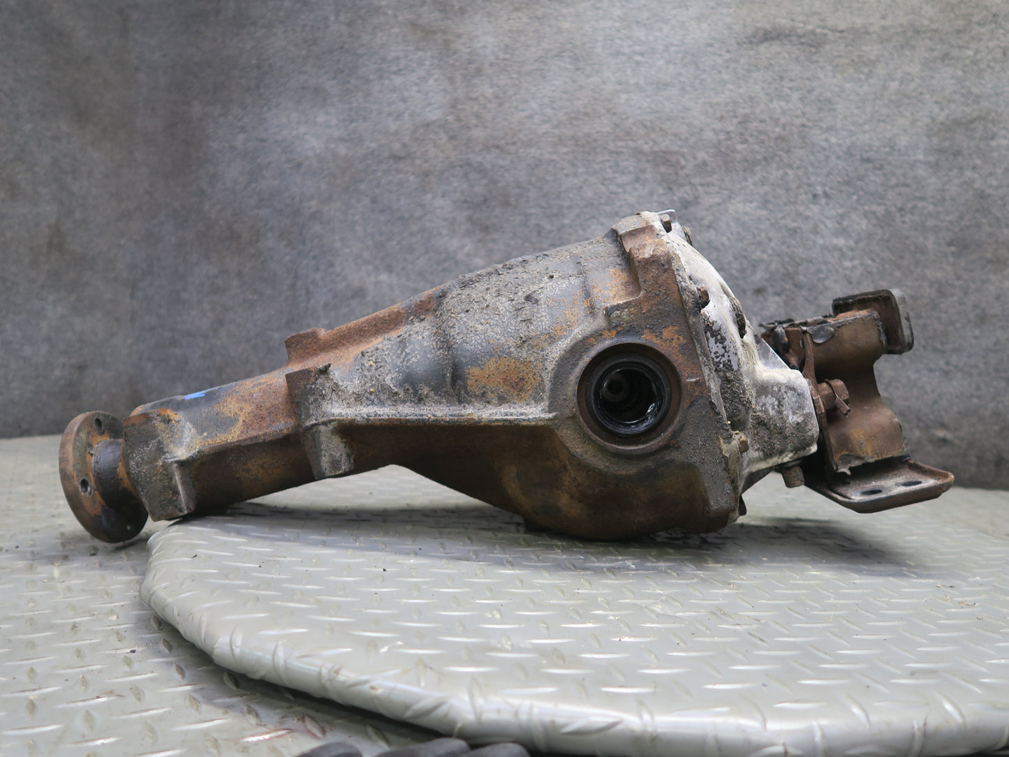 84-87 Nissan Z31 300ZX NA Rear Axle Differential Carrier 3.7 Ratio OEM