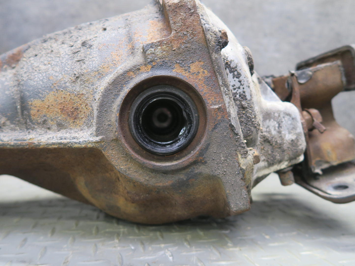 84-87 Nissan Z31 300ZX NA Rear Axle Differential Carrier 3.7 Ratio OEM