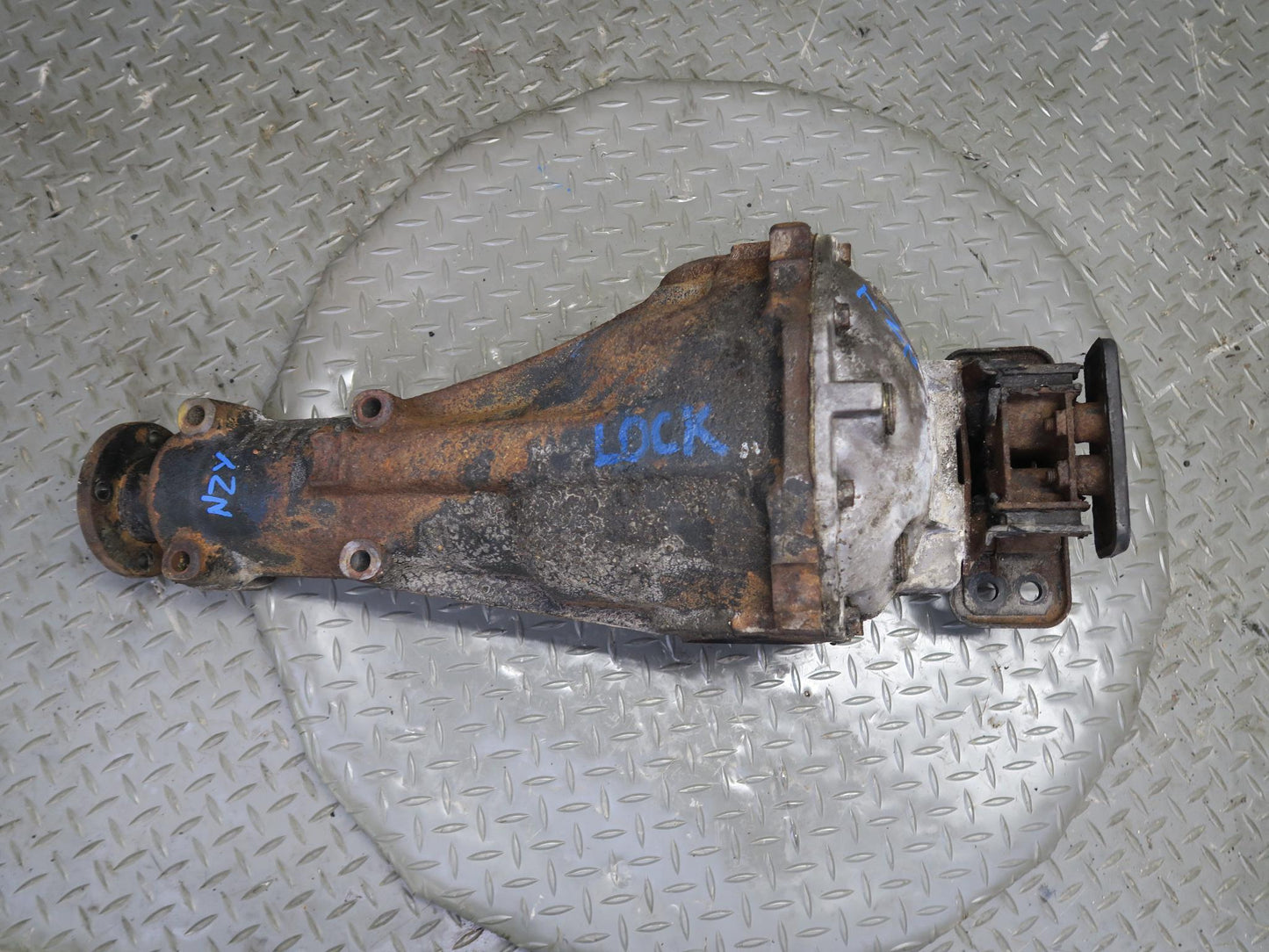 84-87 Nissan Z31 300ZX NA Rear Axle Differential Carrier 3.7 Ratio OEM