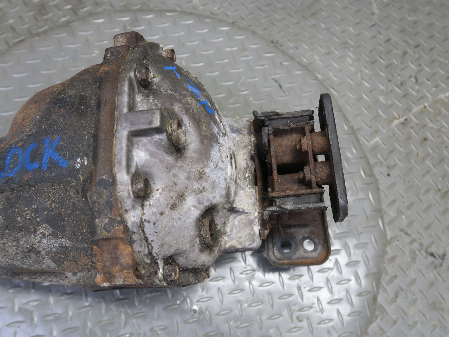 84-87 Nissan Z31 300ZX NA Rear Axle Differential Carrier 3.7 Ratio OEM