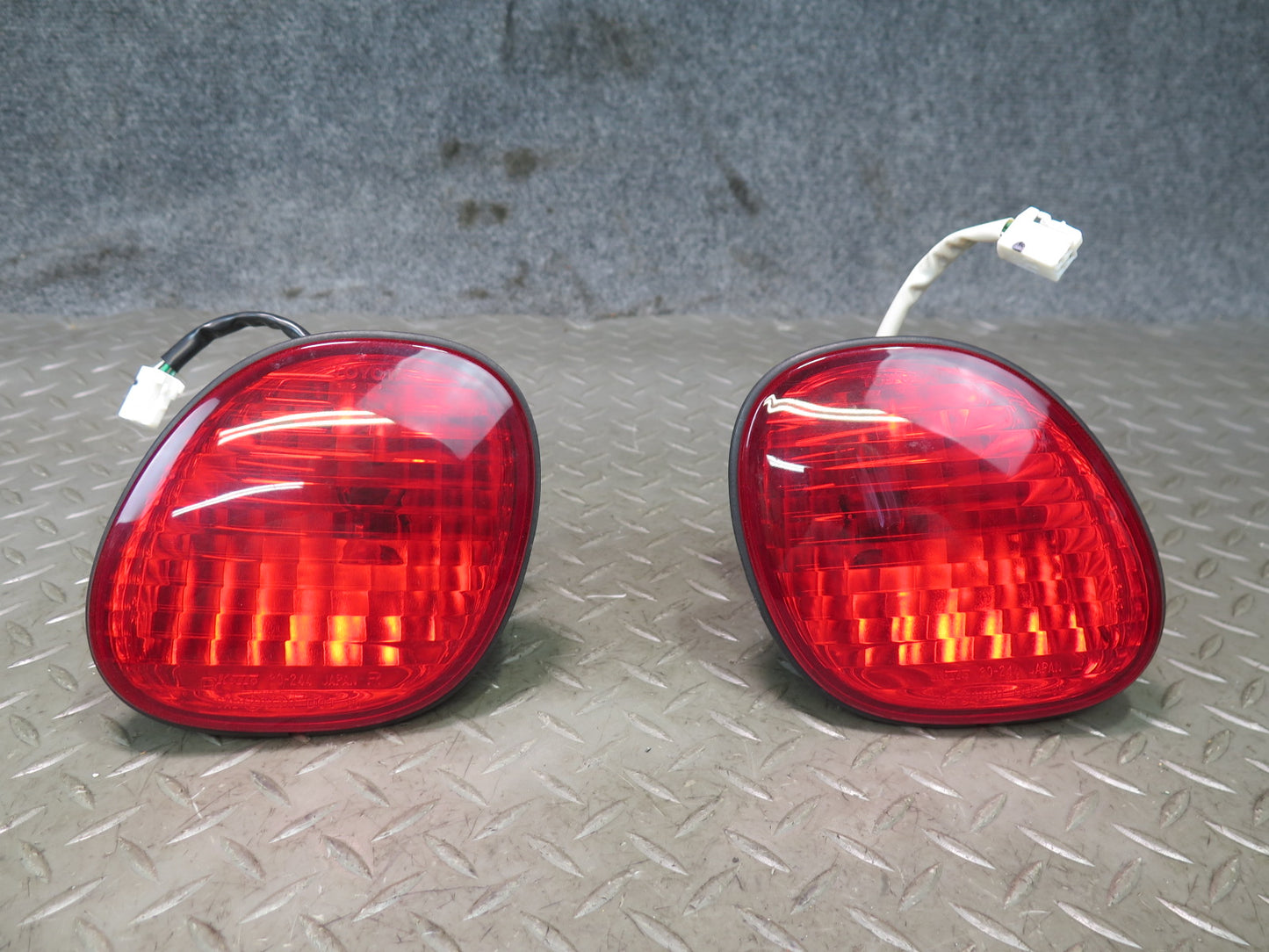 01-05 Lexus GS300 GS430 Set of 2 Rear Left & Right Inner Tail Light Lamp OEM