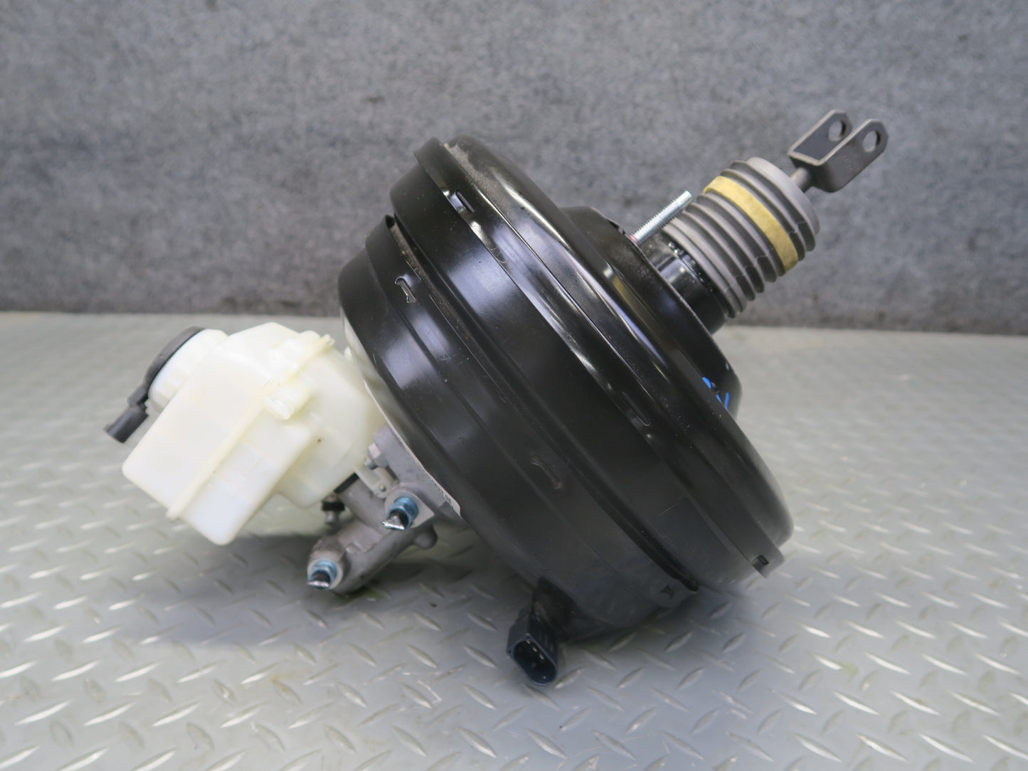 2014-2018 BMW F15 X5 3.0L 4.4L Brake Master Cylinder Booster Fluid Reservoir