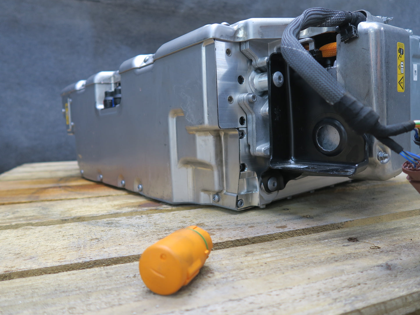2015-2016 Porsche Cayenne 3.0L E Hybrid High Voltage Battery Pack w ECU Assembly