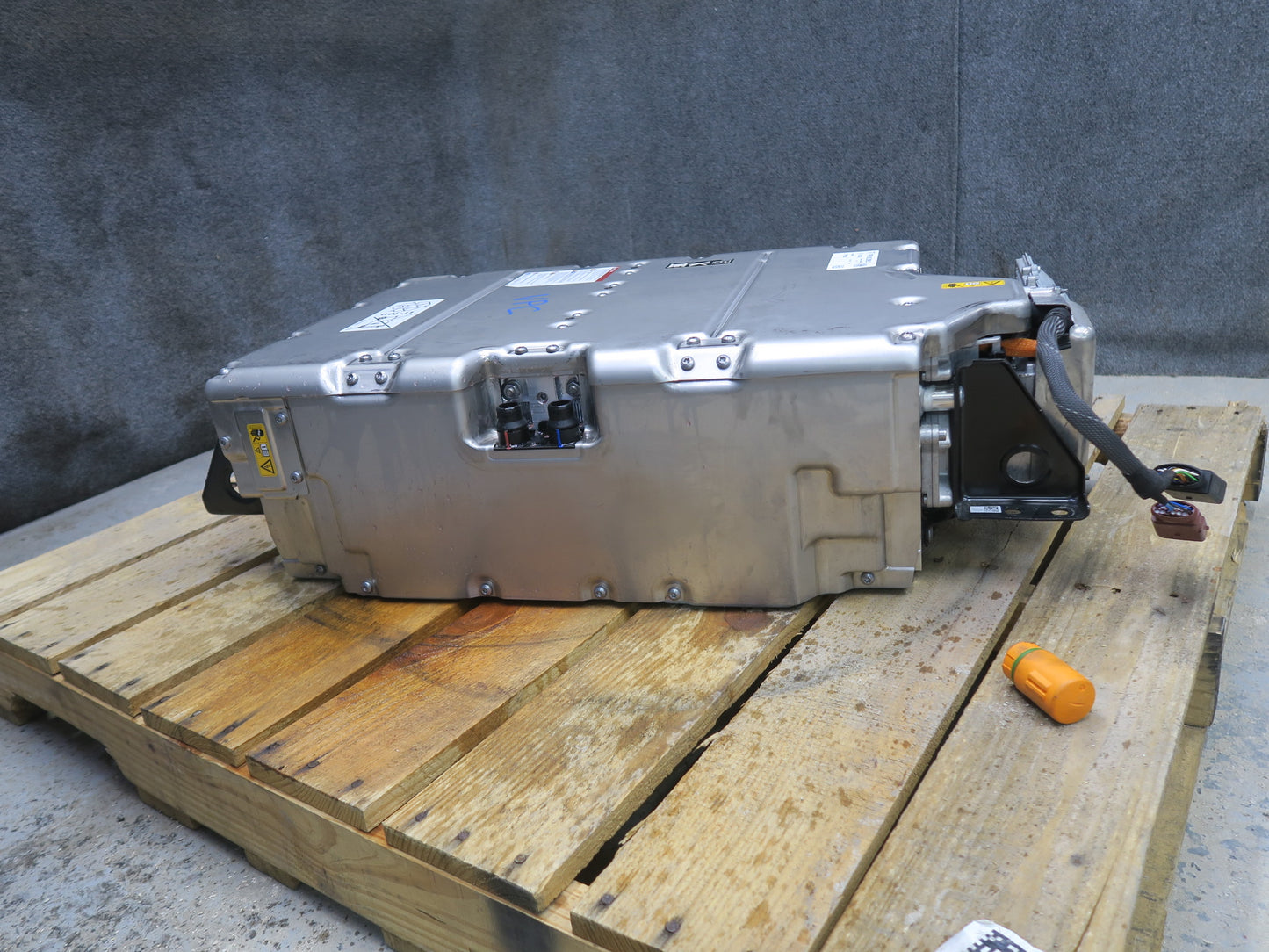 2015-2016 Porsche Cayenne 3.0L E Hybrid High Voltage Battery Pack w ECU Assembly