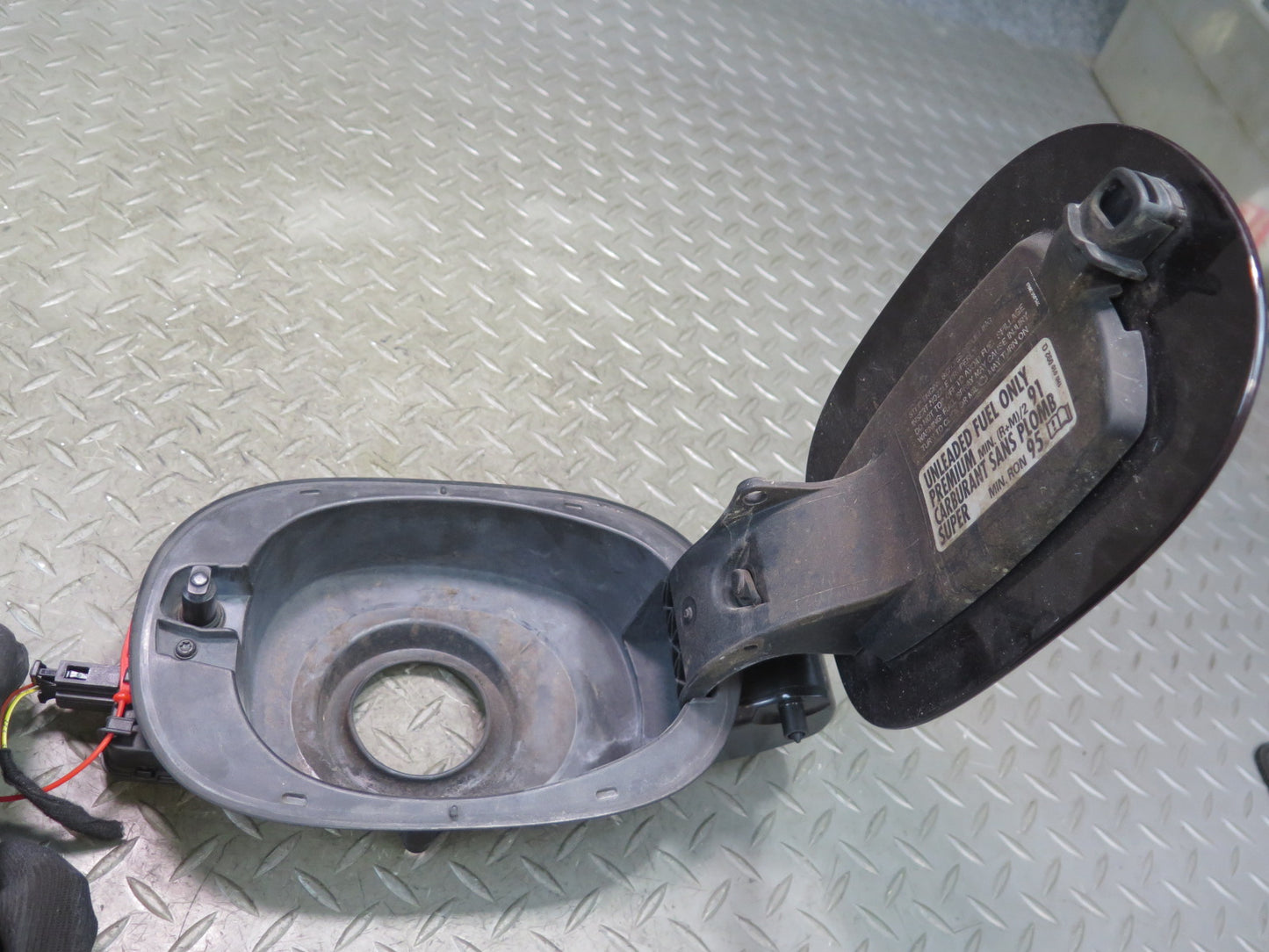 2011-2018 Porsche Cayenne 958 Fuel Tank Filler Door Lid Cover Hinge Actuator