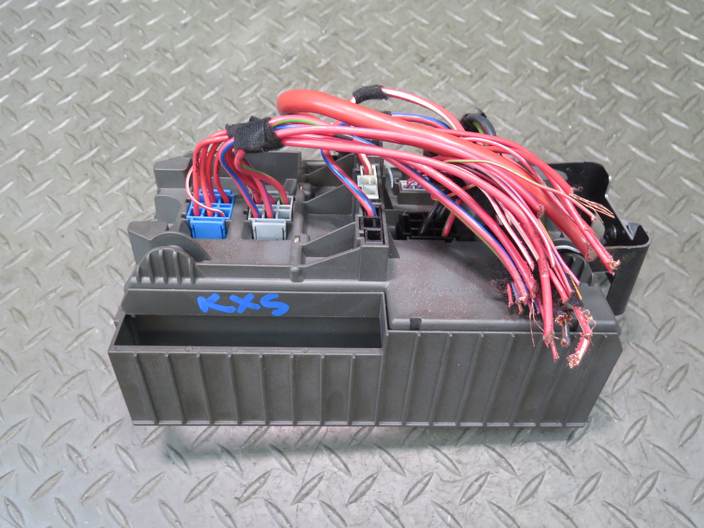 2008-2014 BMW E71 E72 X6 X6M Front Power Distribution Fuse Relay Box 9145115