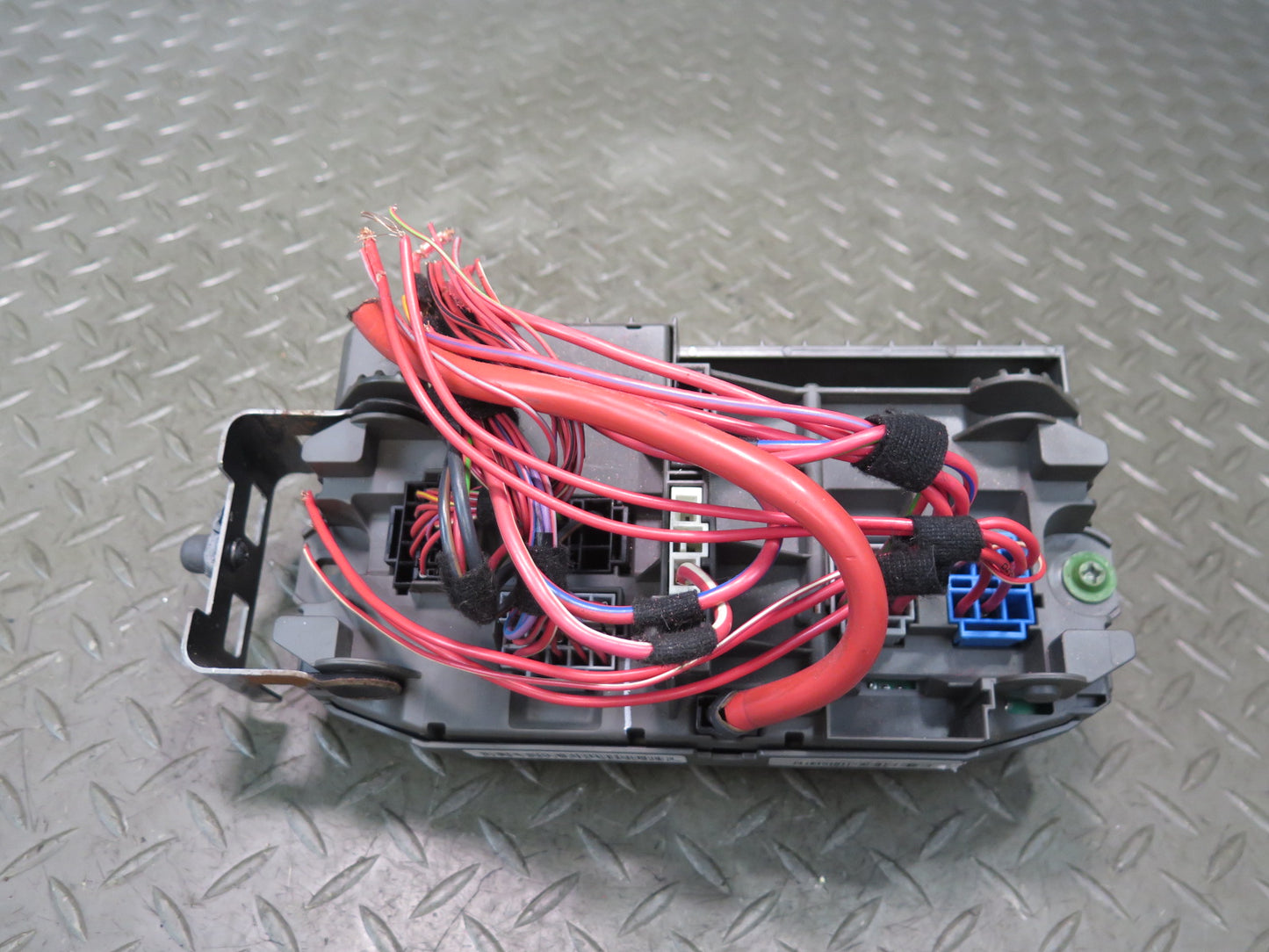 2008-2014 BMW E71 E72 X6 X6M Front Power Distribution Fuse Relay Box 9145115
