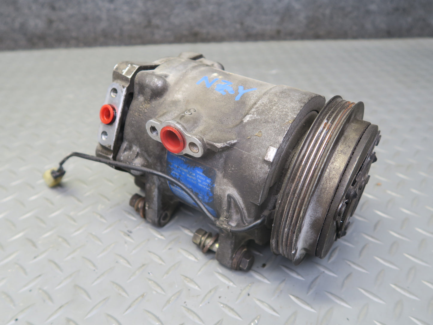 87-89 Nissan Z31 300ZX NA A/C Air Condition Compressor 252585 OEM